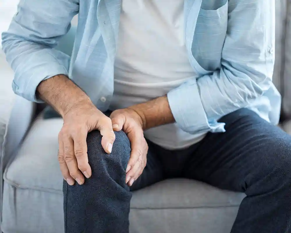 Treating Arthritis With Regenerative Cell Therapy Graphic illustrating arthritis treatment using regenerative cell therapy